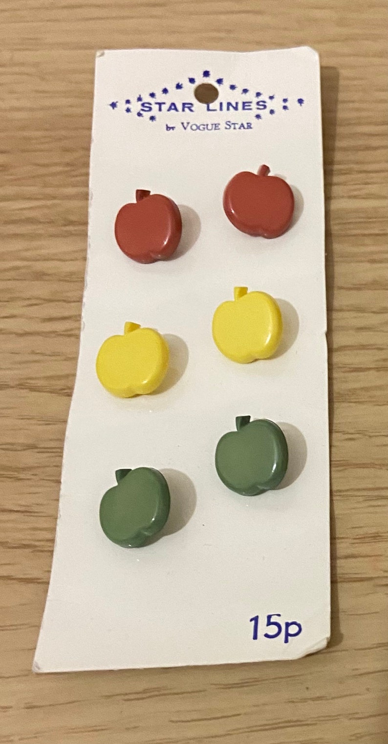 6 x vintage Nouveaux boutons de pomme colorés Vogue Star Carded. 13mm. image 1