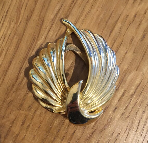 Vintage Gold Toned Art Deco Style Wing Scarf Clip. - Gem