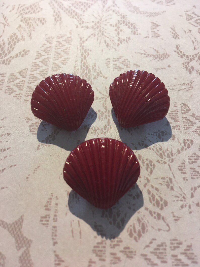 Vintage Burgundy Glass Shell Buttons 21mm.