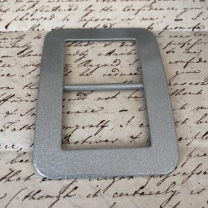 1 Large Vintage Glitter Effect Metal Buckle. 92mm x 66mm.