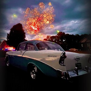 Foto di auto d'epoca rossa con fuochi d'artificio vintage, celebrazione del giorno dell'indipendenza, fotografia, Chevrolet, oggetto d'antiquariato, storico Gallatin, regalo del Tennessee