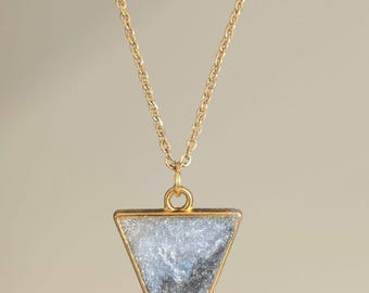 Collar triangular de resina hecho a mano: plata brillante con cadena efecto dorado.