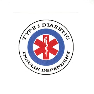 Puede incluir: Un círculo blanco con un anillo azul y una estrella de la vida roja con una serpiente y un bastón en su interior. El texto alrededor del círculo dice "Type 1 Diabetic Insulin Dependent".
