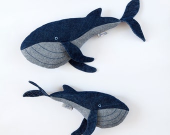 Denim Whale stuff animal Tissu Soft Whale doudou Amoureux de l'océan Décor de chambre de bébé Whale Baby Toddler Boy Girl cadeau Organic Denim Jeans jouet