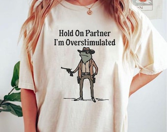 Espera, compañero, estoy sobreestimulado. Camiseta / Rana divertida / Meme de rana / Rana vaquera / Camiseta divertida / Humor /