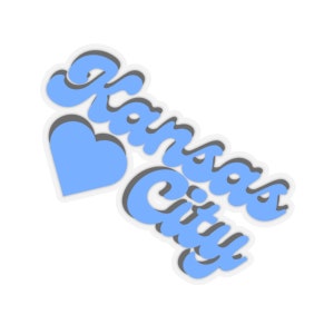 Può includere: Un cuore azzurro e le parole "Kansas City" in un font script con un contorno bianco e grigio. Il design è su sfondo bianco.
