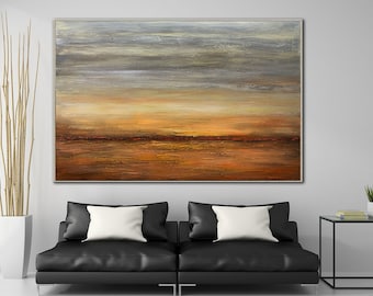 Puede incluir: Gran pintura abstracta de paisaje con marco plateado. La obra presenta una cálida paleta de colores naranja, marrón y amarillo, con un toque de rojo en el horizonte. El cielo transita del gris a un tono dorado.