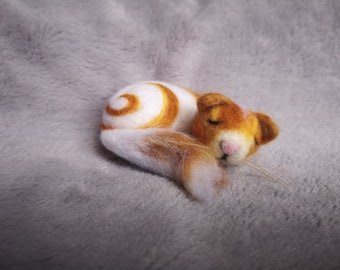 Ago fatto a mano in feltro gatto addormentato. Idea regalo. Amante dei gatti. Decorazione del gatto. scultura