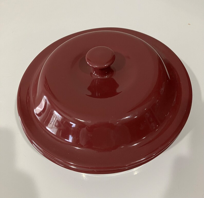 Pampered Chef Stoneware Baker Casserole 6 Cup 1.5 L Round Covered Dish Cranberry Plum Color
