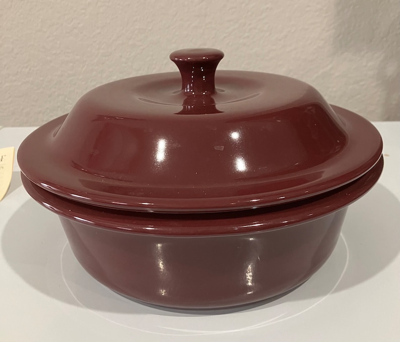 Pampered Chef Stoneware Baker Casserole 6 Cup 1.5 L Round Covered Dish Cranberry Plum Color