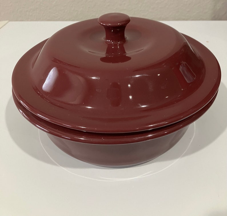 Pampered Chef Stoneware Baker Casserole 6 Cup 1.5 L Round Covered Dish Cranberry Plum Color