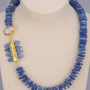 Collar de cianita Agua dulce cultivada Blanca Biwa Perla 24K Oro Vermeil - &quot;Kyanos&quot;
