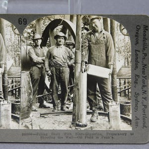 c1908 Olieveldwerker vult schaal met nitroglycerine (Pennsylvania-stereoviewkaart)