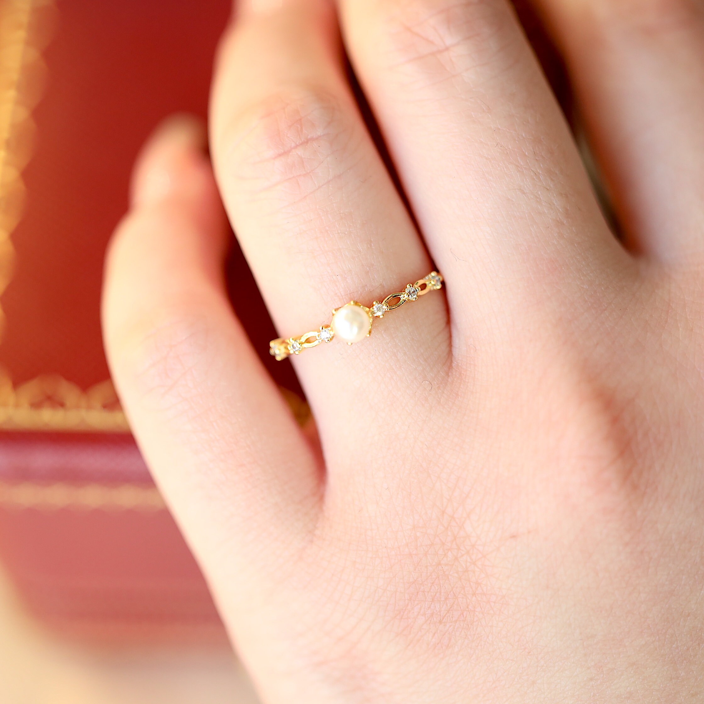 parelringen dunne oneindige parel ring bruidsmeisje geschenken Cluster ring stapelbare ring Gouden kanten ringen kleine parelring Sierlijke parel ring Sieraden Ringen Stapelbare ringen 