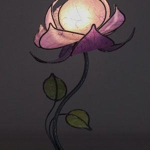 Lila Lotusblume mit Stiel, Blumenlampe, Blumenlichter, Lichterketten, Papierlampe, Lila Lampe, Tischlampe, Schreibtischlampe, Nachttischlampe