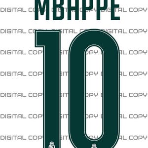 Puede incluir: Un estampado gráfico de color verde oscuro que presenta el nombre MBAPPE en una fuente sans-serif en negrita sobre el número grande 10. El número 10 incluye un pequeño emblema circular blanco en la base de cada dígito, sobre fondo blanco.