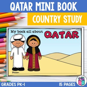 Puede incluir: Un libro infantil titulado "Qatar Mini Book Country Study" con la palabra "Qatar" en letras rojas grandes. La portada presenta ilustraciones de dos niños con vestimenta tradicional qatarí, ambientadas en un desierto. El libro es para los grados PK-1.
