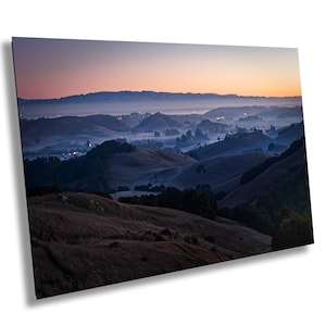 Sanfte Hügel im frühen Morgennebel, Kalifornien Sonnenaufgang Wandkunst, ruhige Talszene, Naturfotografie