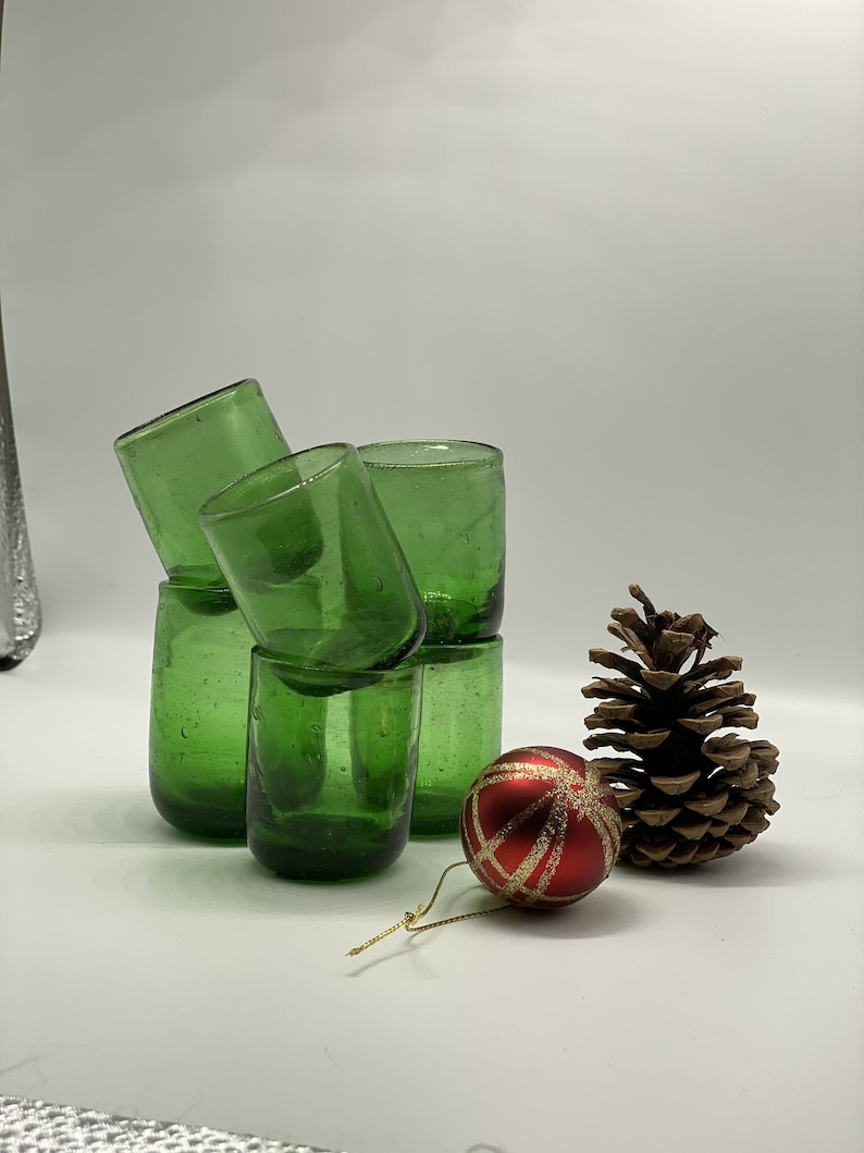 Maison Zoe 6-pieces 2 cl shot set made of recycled glass, diameter4 cm, height5 cm, 100% handmade, colorful shot glasses Grün