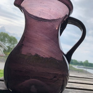 Maison Zoe Glaskanne Maya Karaffe aus buntem recyceltem Glas Gießkanne mundgeblasen Purple