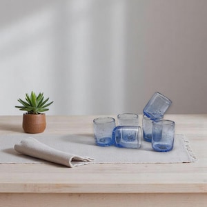 Juego de 6 vasos de chupito Maison Zoe de 2 cl, elaborados con vidrio reciclado. Diámetro aproximado: 5 cm. Altura aproximada: 7 cm. 100 % hechos a mano.