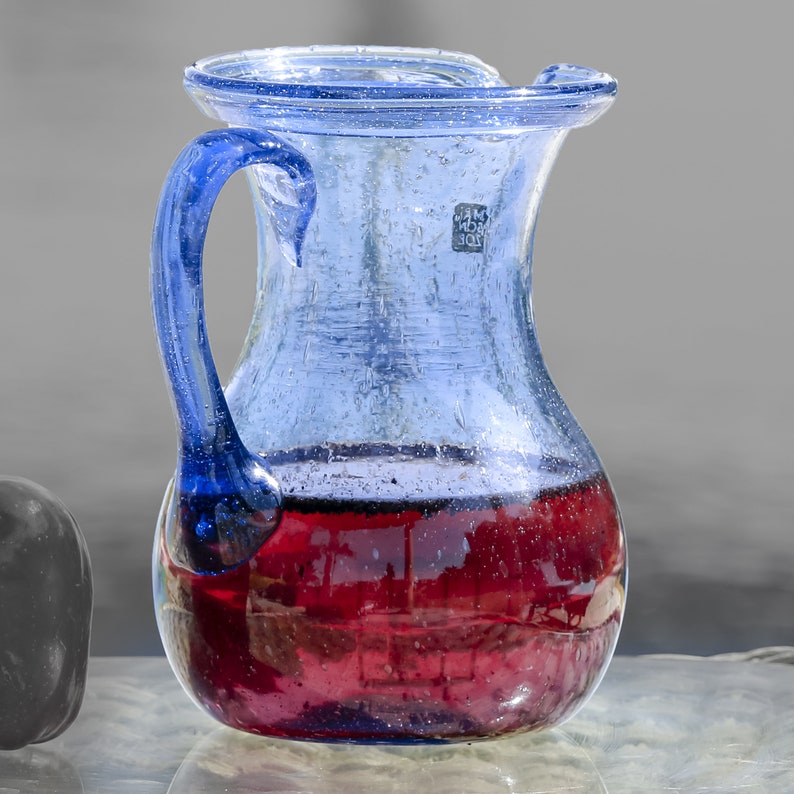 Maison Zoe Glaskanne Maya Karaffe aus buntem recyceltem Glas Gießkanne mundgeblasen Hellblau