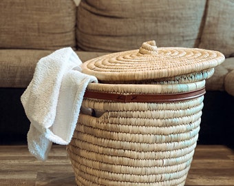 Panier tissé Maison Zoe - panier à linge tissé - grand panier en palmier avec couvercle - lanière en cuir sur le bord - 100% fait main