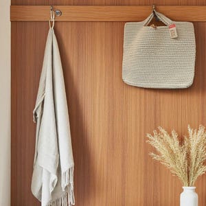 Bolso Maison Zoe – Bolso beige de crochet para portátiles de hasta 13 pulgadas con cierre de botón y dos asas – 100% hecho a mano