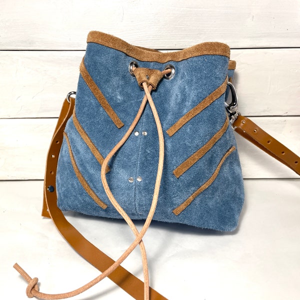 sac bourse, bandoulière en cuir gris bleu, fauve