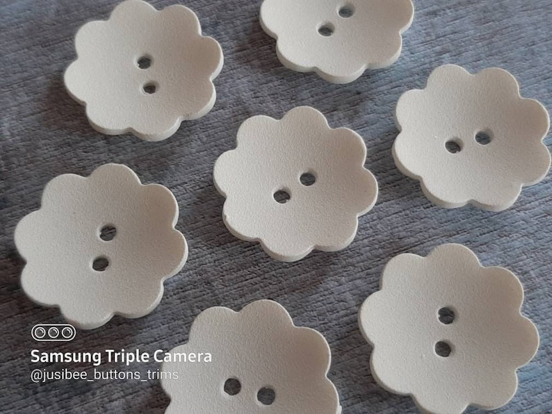 22.5mm Rare Size Italian Sprayed 8 Petal Flower Buttons 36L 78