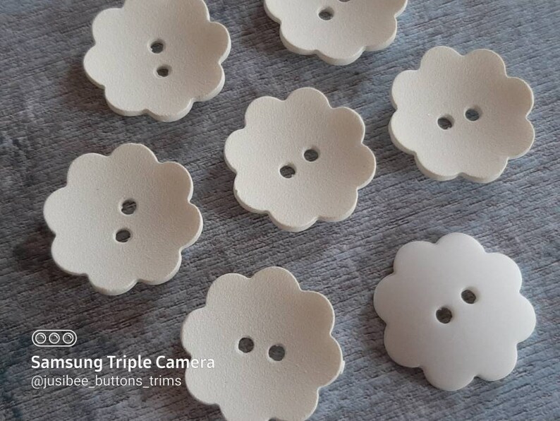 22.5mm Rare Size Italian Sprayed 8 Petal Flower Buttons 36L 78