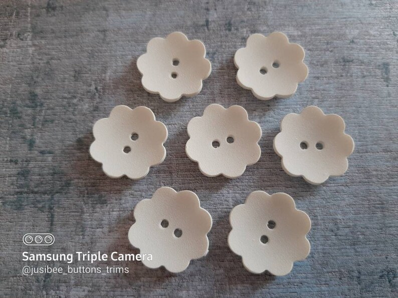 22.5mm Rare Size Italian Sprayed 8 Petal Flower Buttons 36L 78