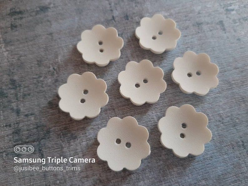 22.5mm Rare Size Italian Sprayed 8 Petal Flower Buttons 36L 78