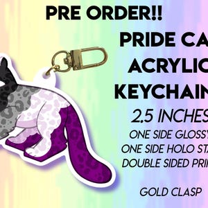 以下が含まれることがあります： アセクシャルプライドカラーの猫のデザインが施された、Pride Catアクリルキーホルダー。キーホルダーのサイズは6.35cmで、ゴールドの留め金が付いています。両面印刷で、光沢とホロスター仕上げです。