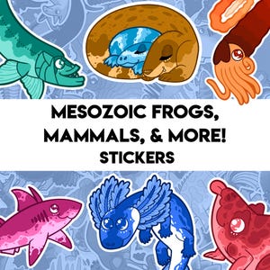 Puede incluir: Una colección de pegatinas coloridas con ilustraciones de dibujos animados de ranas, mamíferos y otras criaturas mesozoicas. Las pegatinas incluyen una variedad de animales en tonos de azul, rosa, naranja y verde. El texto de la imagen dice "Mesozoic Frogs, Mammals, & More! Stickers."