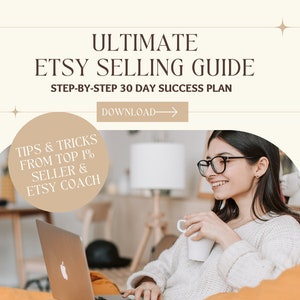 Könnte beinhalten: Ein Etsy-Verkaufsleitfaden mit dem Titel "ULTIMATE ETSY SELLING GUIDE" und dem Untertitel "STEP-BY-STEP 30 DAY SUCCESS PLAN". Das Bild enthält den Text "TIPS & TRICKS FROM TOP 1% SELLER & ETSY COACH" und eine Frau, die einen Laptop benutzt.