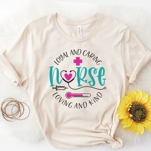 Infermiera svg, leale e premurosa svg, amorevole e gentile svg, camicia infermiera svg, file taglio infermiera, idee regalo infermiera, studente di medicina svg, rn svg