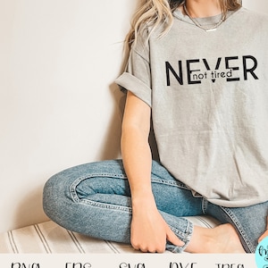 Never not tired svg, Mom Quote svg, Tired mom svg, téléchargement numérique, fichier cricut, fichier silhouette, idée cadeau, Elegant Svg, fichier de coupe