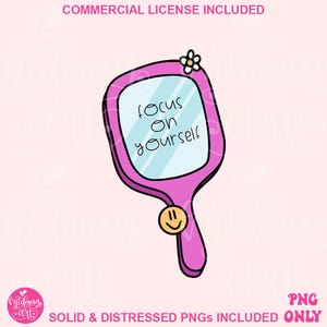 以下が含まれることがあります： ピンクのハンドミラー。上部に白い花、ハンドルにスマイリーフェイスが付いています。ミラーには「focus on yourself」という文字が映っています。