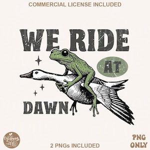 Pode incluir: Ilustração extravagante de um sapo verde montado num ganso branco e preto. O texto diz "WE RIDE AT DAWN". O design inclui estrelas e uma estética vintage, ideal para impressão.