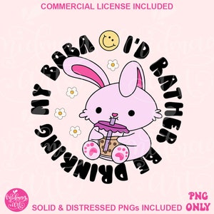 Puede incluir: Un conejito rosa con una cara feliz está bebiendo té de burbujas. El texto alrededor del conejito dice "My Baba I'd Rather Be Drinking Boba".
