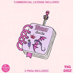 Puede incluir: Un cuaderno lila claro con encuadernación en espiral rosa y un marcapáginas de cinta rosa. El cuaderno presenta el texto "FANTASY Book Club" e ilustraciones de una corona, una botella de poción y un dragón. Una espada decorativa está insertada en el cuaderno.