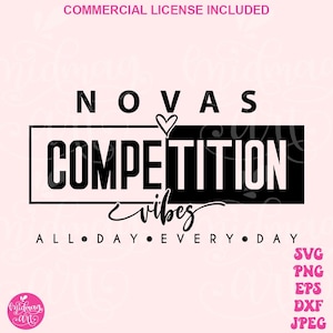 Könnte beinhalten: Digitales Design mit den schwarzen Worten "NOVAS COMPETITION vibes" auf hellrosa Hintergrund. Das Design enthält ein Herzsymbol und den Satz "ALL DAY EVERY DAY". Dateiformate: SVG, PNG, EPS, DXF, JPEG.