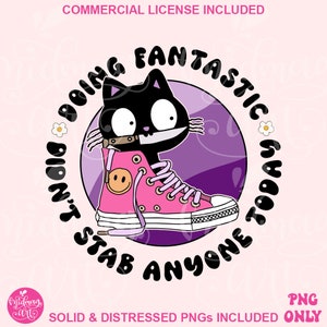 Puede incluir: Un gato negro con un cuchillo en la boca lleva una zapatilla rosa de caña alta con una carita sonriente en el lateral. El gato está rodeado de un círculo morado con el texto "Doing Fantastic, Didn't Stab Anyone Today".
