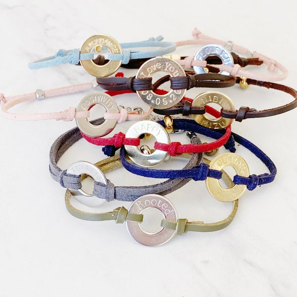 Bracelet mot rond personnalisé, bracelet rondelle en cuir, bracelet un mot, bracelet en cuir minimaliste avec mot, cadeau de bracelet inspirant