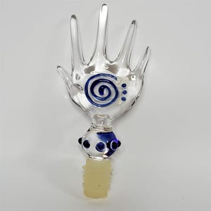 Tapón de botella con forma de "mano" de vidrio transparente soplado a mano con remolinos y puntos azules de Payton Flameworks