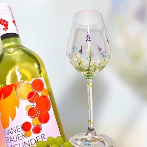 Copa de vino pintada a mano con lavanda. Incluye 1 jarra y asa de cristal.