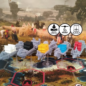 Peut inclure: Cinq modèles miniatures d'un navire de fret imprimés en 3D avec des conteneurs de fret de différentes couleurs. Les modèles sont sur un plateau de jeu avec une carte d'une ville et une horloge.