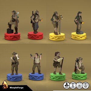 Puede incluir: Conjunto de 8 figuras en miniatura impresas en 3D de exploradores que llevan sombreros de safari y llevan varios objetos como mapas, brújulas y prismáticos. Las figuras están pintadas en colores realistas y se colocan sobre bases de colores.