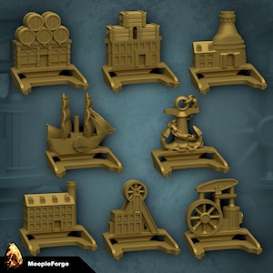 Puede incluir: Ocho edificios en miniatura de color dorado sobre soportes. Los edificios son una cervecería, una destilería, un barco, un ancla, una fábrica, una mina, un almacén y un ayuntamiento. Los edificios son parte de un juego de mesa.